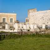 Costeggiamo quindi la grande area archeologica di San Pietro, che prende il nome da una grande chiesa del XII secolo che sorgeva qui un tempo...